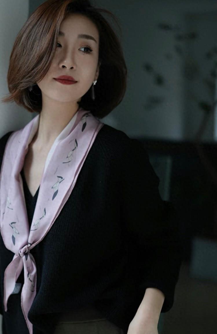 夏小薇车模内衣写真-夏小薇：车模与内衣写真的完美融合，展现独特艺术风格